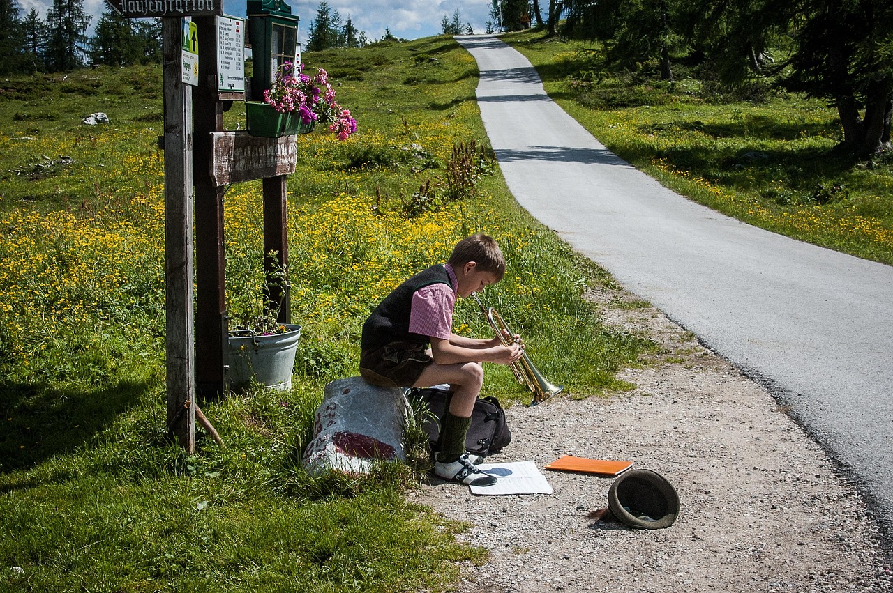 印度74岁男子在自建火葬场办假葬礼?记者报道印度火葬场现状 印度74岁男子在自建火葬场办假葬礼?记者报道印度火葬场现状