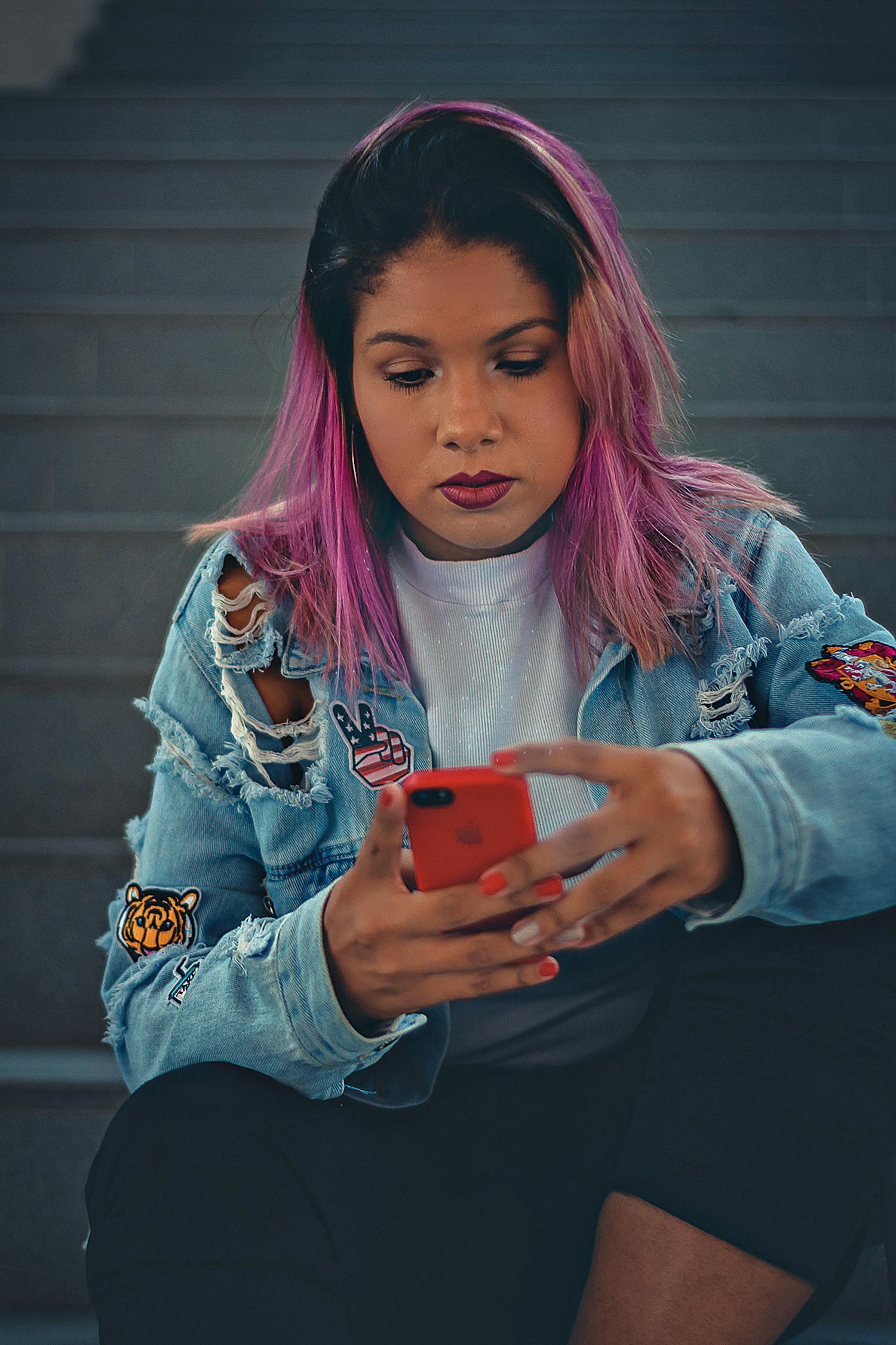 00后女生拍摄75岁老会计同事走红,52岁女会计视频 00后女生拍摄75岁老会计同事走红,52岁女会计视频