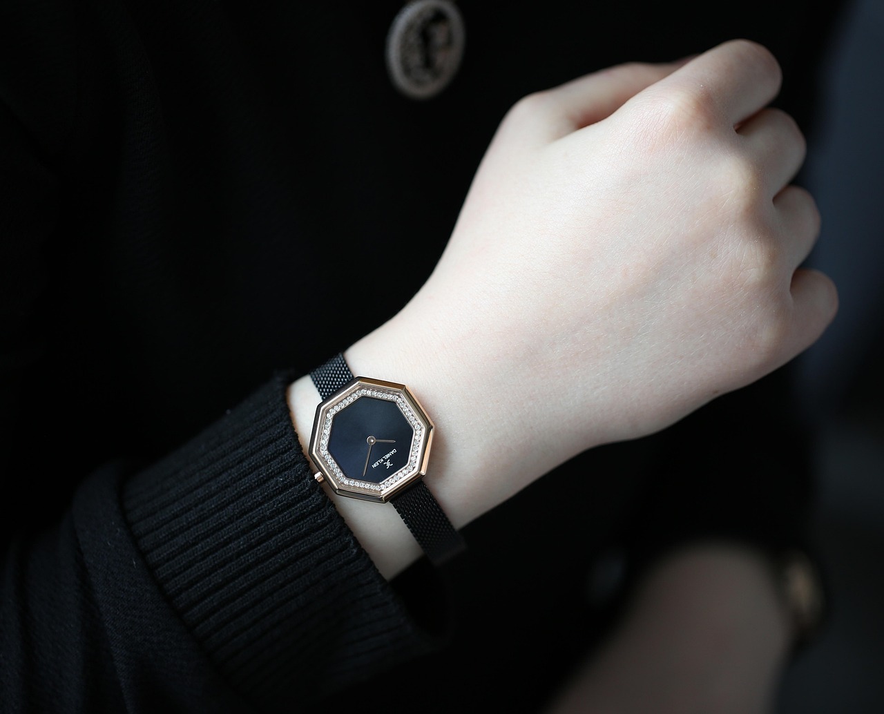 女子丢金项链 民警翻3吨垃圾找到/女子金手链丢失 女子丢金项链 民警翻3吨垃圾找到/女子金手链丢失