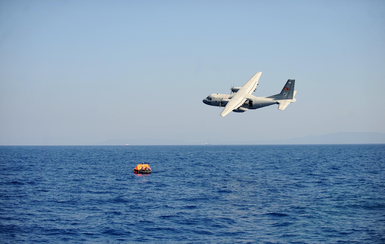 伊朗一飞机失控 飞行员弹射逃生?伊朗坠毁飞机