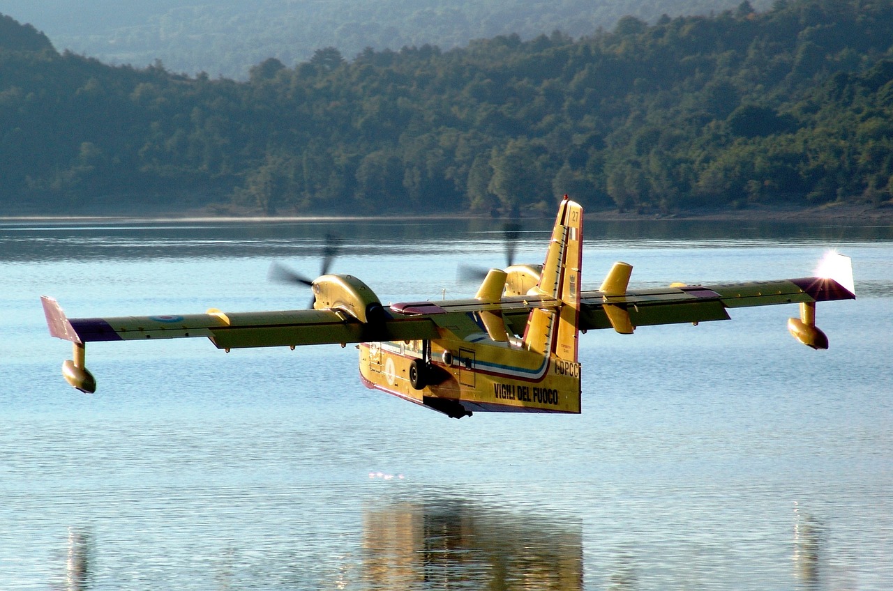 伊朗一飞机失控 飞行员弹射逃生?伊朗坠毁飞机