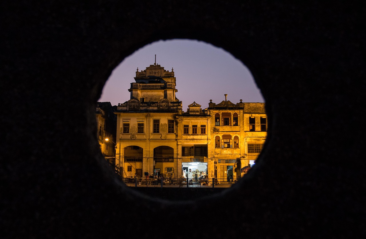 璀璨花冠，光影保险，探索现代城市夜景的魅力