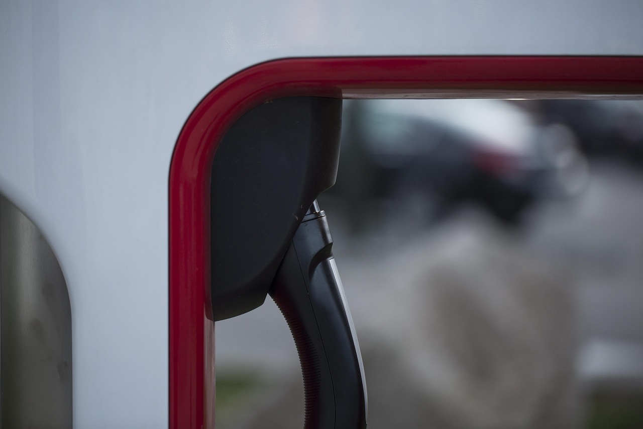 美国一特斯拉打不开车门 5人被烧死,美国特斯拉失灵 美国一特斯拉打不开车门 5人被烧死,美国特斯拉失灵