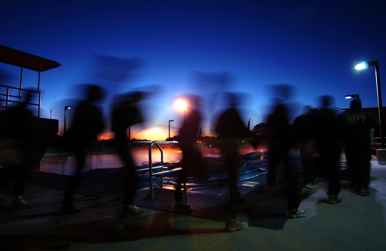 男子拍到飞机出现在马路上 [飞机上无意拍到]