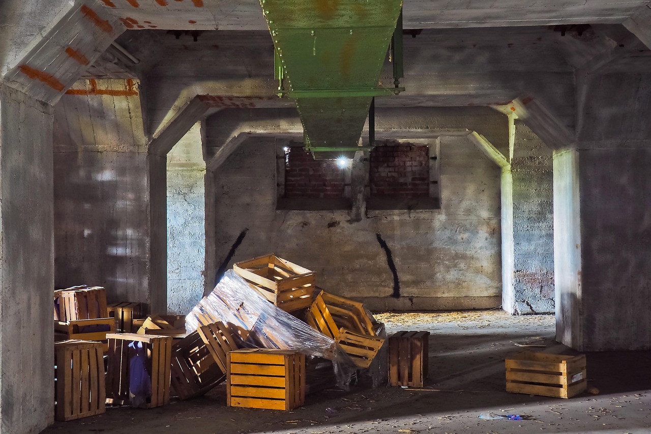 工厂上班保险应该谁出!工厂里的保险是工人自己付钱吗 工厂上班保险应该谁出!工厂里的保险是工人自己付钱吗