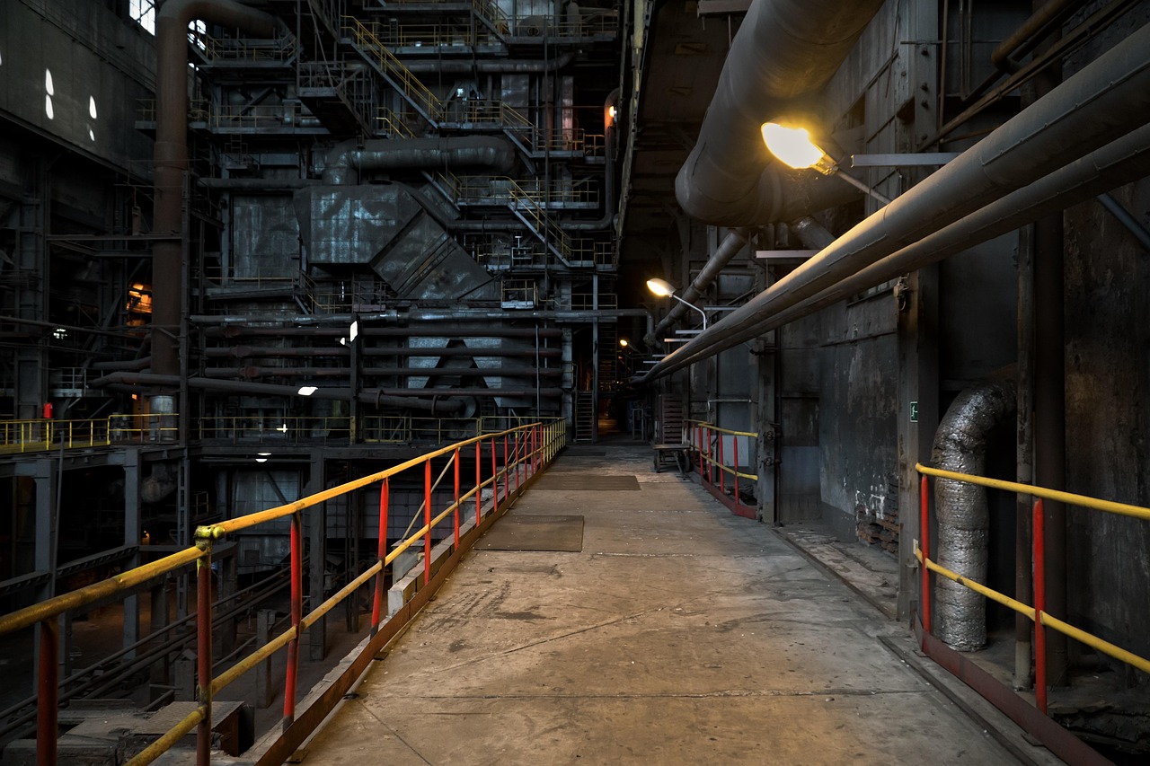 工厂上班保险应该谁出!工厂里的保险是工人自己付钱吗 工厂上班保险应该谁出!工厂里的保险是工人自己付钱吗