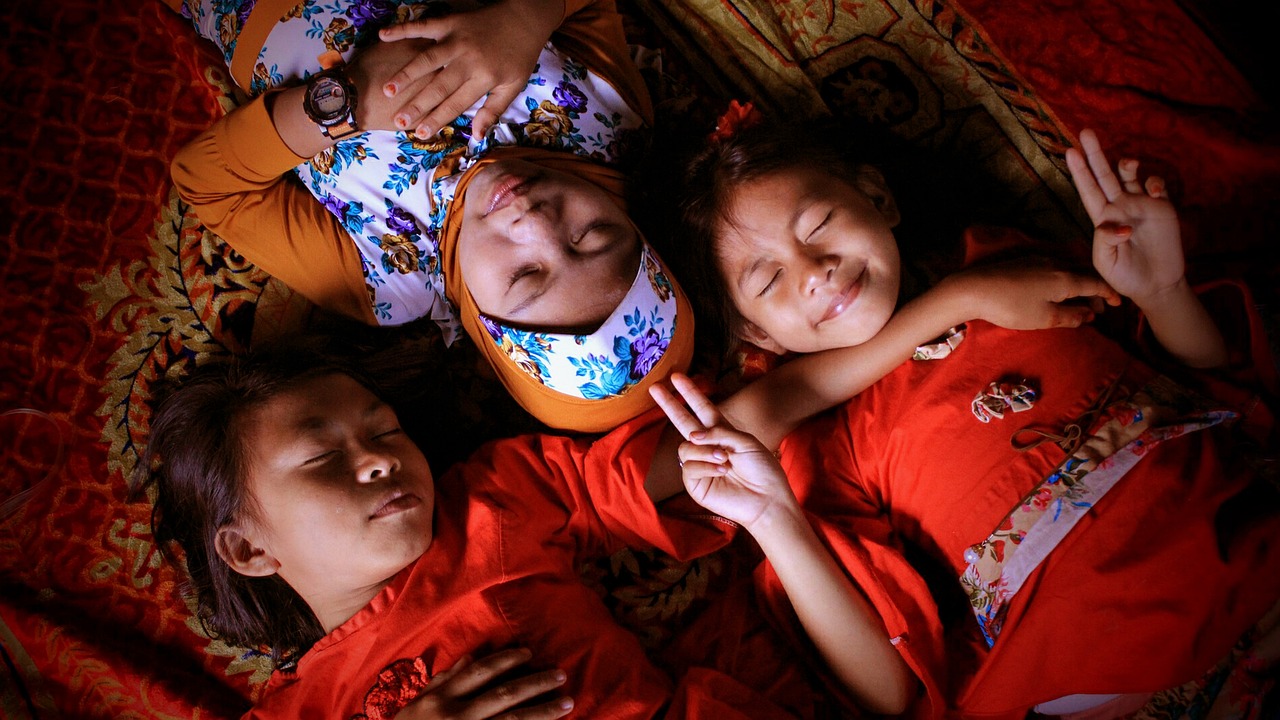 女子大婚，父母启封女儿红的温馨时刻